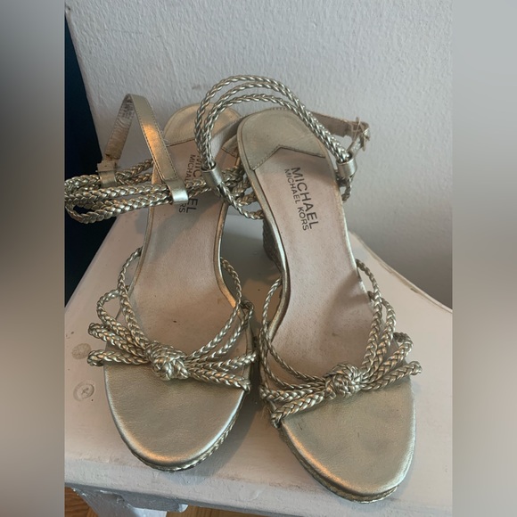 Gold Michael Kors sandals - Picture 1 of 6
